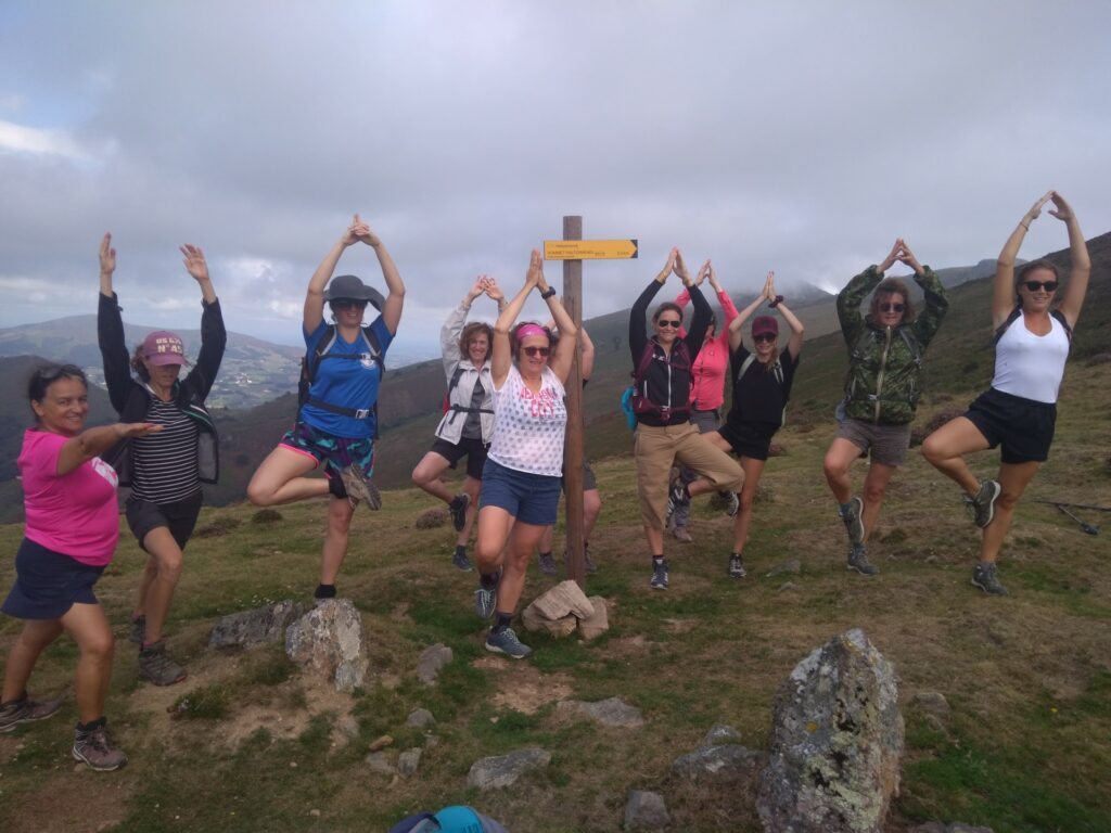 Groupes de femmes pratiquant le yoga dans le Val d'Azun encadré par le bureau montagne du Val d'Azun