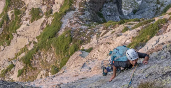 Cours d&rsquo;escalade Val d&rsquo;Azun,  direction la falaise du Then